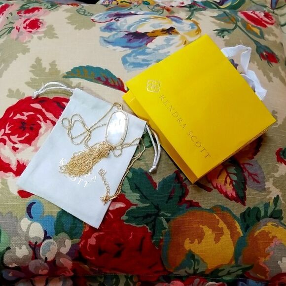 KENDRA SCOTT RAYNE NECKLACE IN WHITE MOP!!! NWT!!! GIFTED To ME!!! - Picture 2 of 10